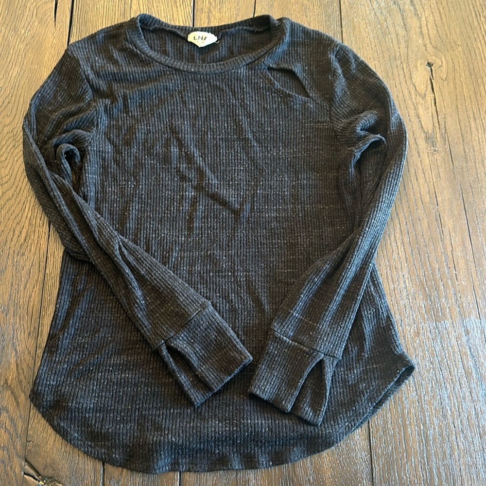LNA ribbed top with cutout design.